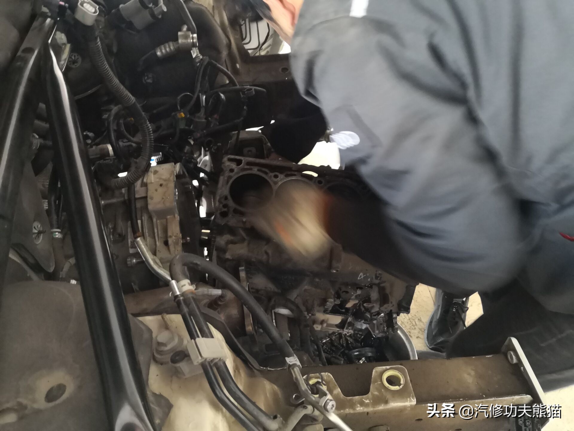 2011款奥迪q5烧机油怎么彻底解决,奥迪q5三代ea888发动机烧机油原因