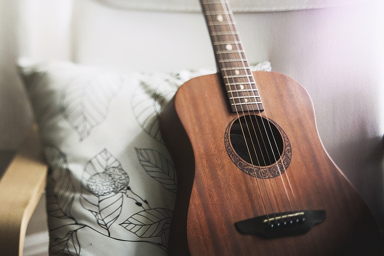 第一课吉他弹唱,第一课吉他谱教学视频