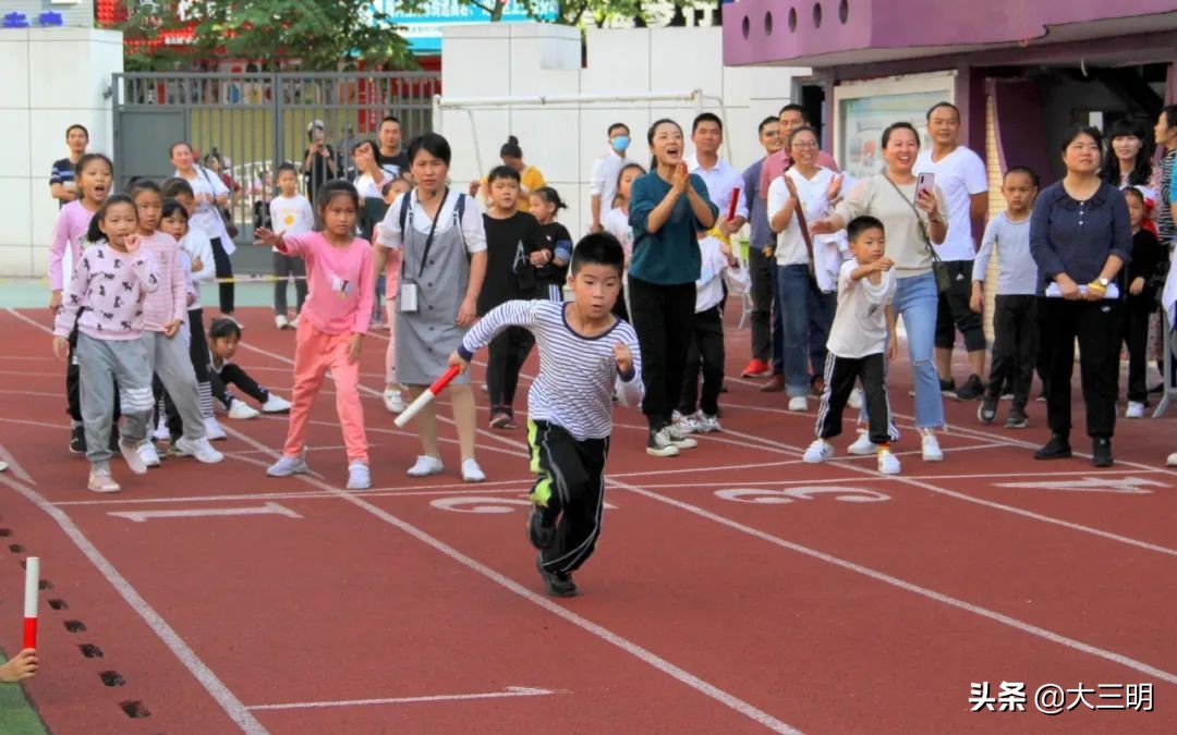 全力以复从心启航黑板报,向阳中学校运会活动