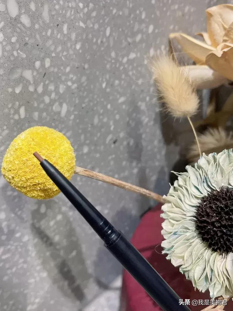 虞书欣仿妆蓝色眼线笔,虞书欣推荐的眼线笔