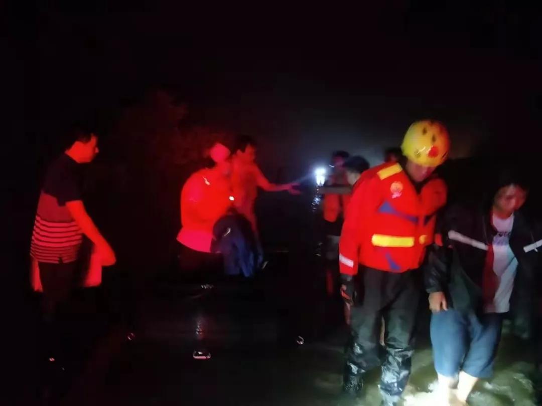 冲锋舟水域救援视频,六人冲锋舟视频