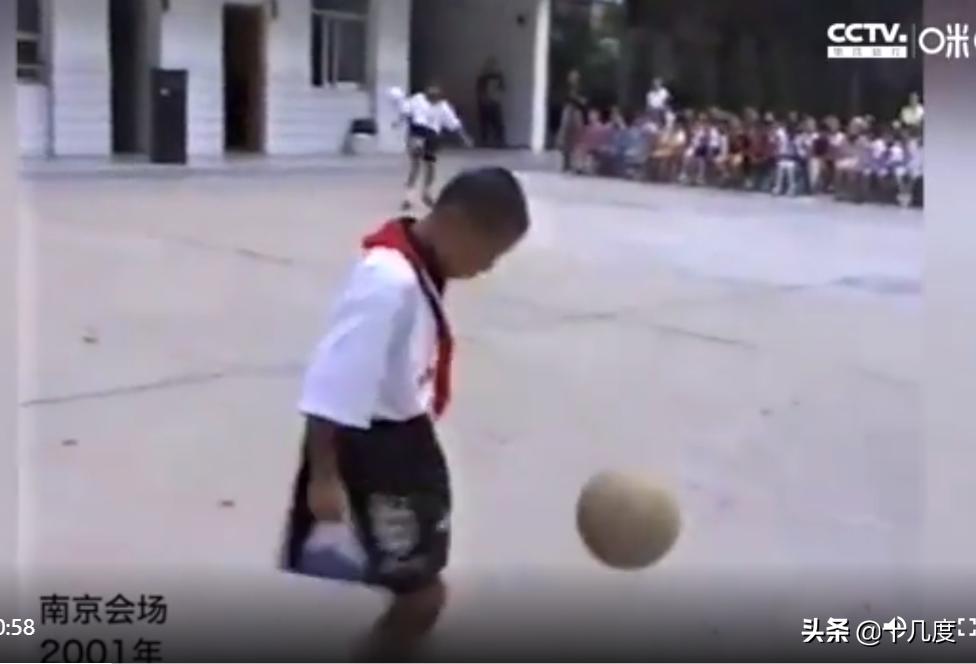 武磊六一儿童节送祝福、并展示10岁时的高超球技