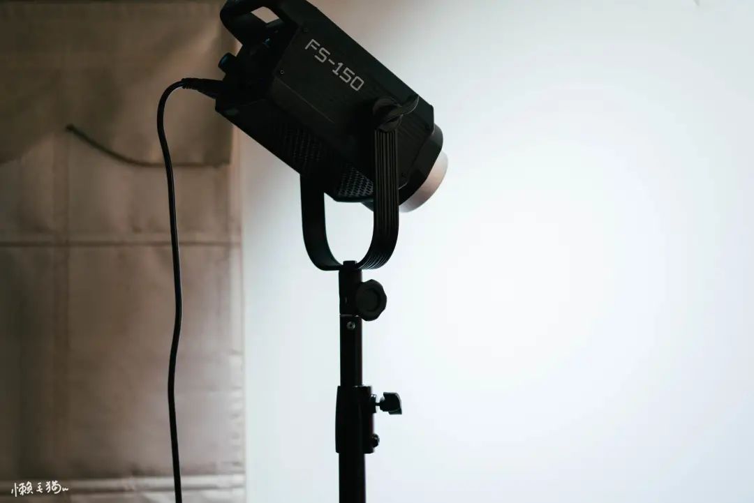 摄影灯需要灯泡吗,摄影灯与日光灯的区别