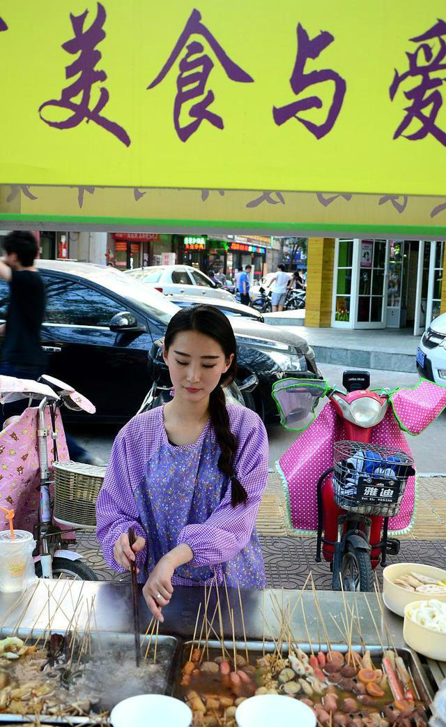 90后摆摊生意好到爆,90后怎么摆摊赚钱的