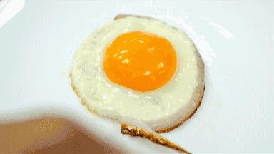 煎荷包蛋直接从中间放吗,煎荷包蛋时不要直接下锅煮