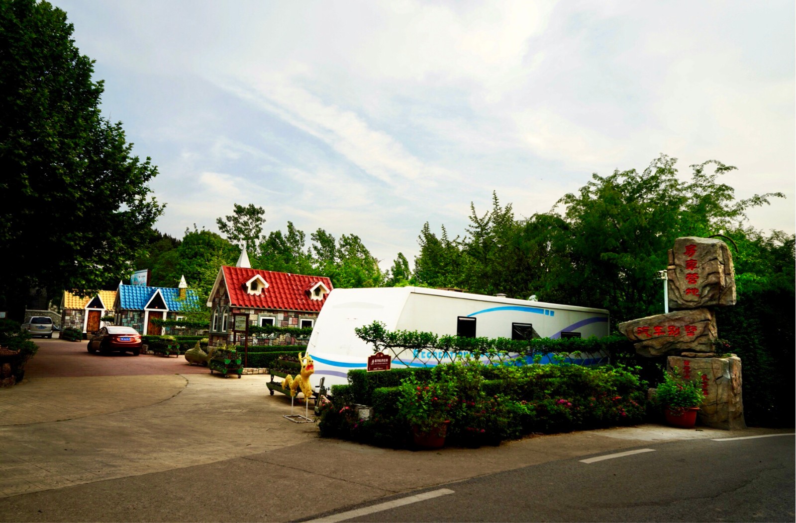 房车雨中露营峨眉山金顶,夜半听细雨