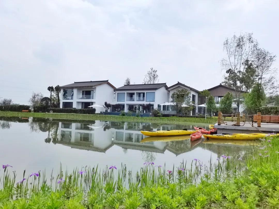 「觅趣小镇新都·原舍绿茵」湖畔泳池，畅玩斑竹园足球音乐小镇