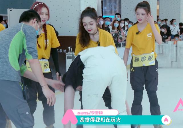 张云龙胳膊上的伤怎么留的疤,张云龙摔倒视频