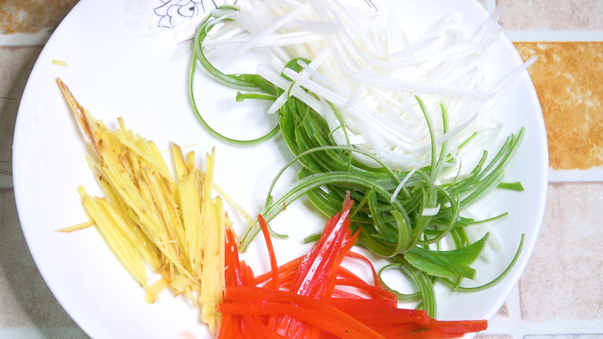 清蒸鱼怎么处理鱼肉会嫩滑,清蒸鱼的正确方法不用油