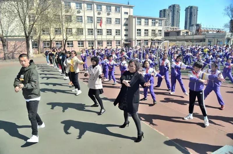 厉害啦！校长领舞，天津这所小学课间操火了！~落户天津落户联盟