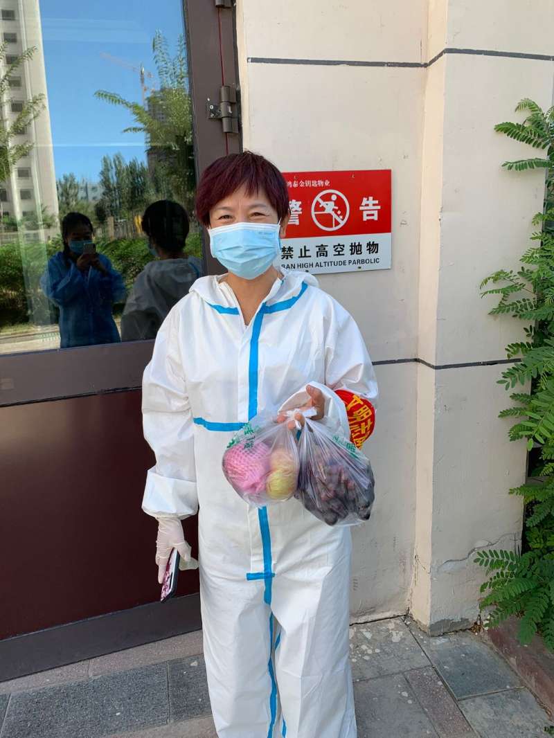 乌鲁木齐“仓盛社区送”爱心水果,情系抗疫一线社区志愿者