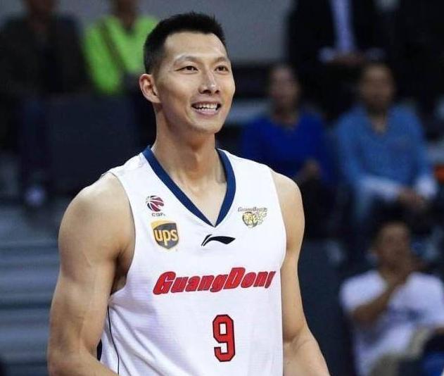 易建联背后的女人，不是足球宝贝妻子荆灵而是她，40岁仍似少女