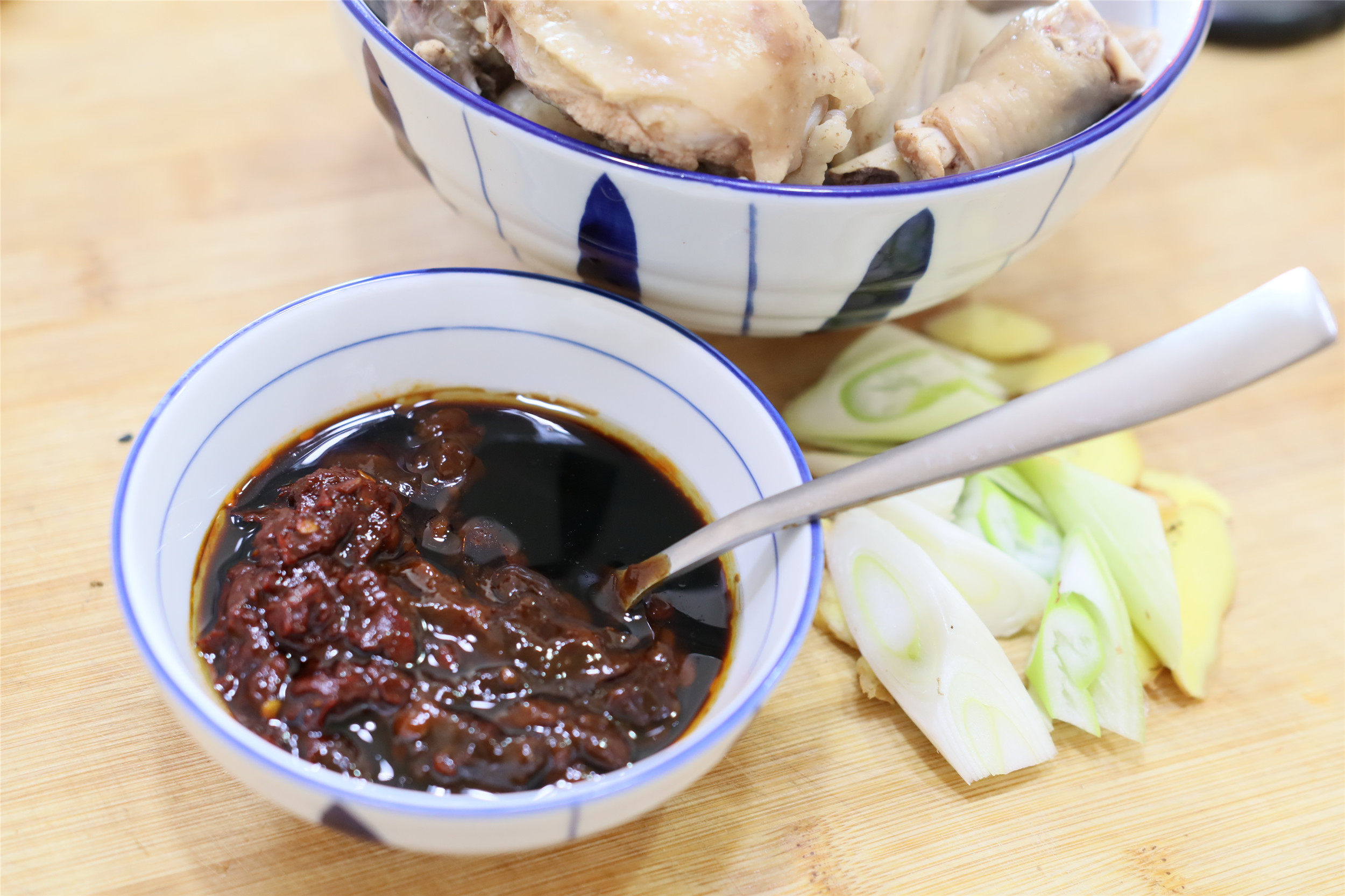 黄焖鸡怎么做汤比较浓鸡肉特别嫩,家常版黄焖鸡做酱和焖是关键