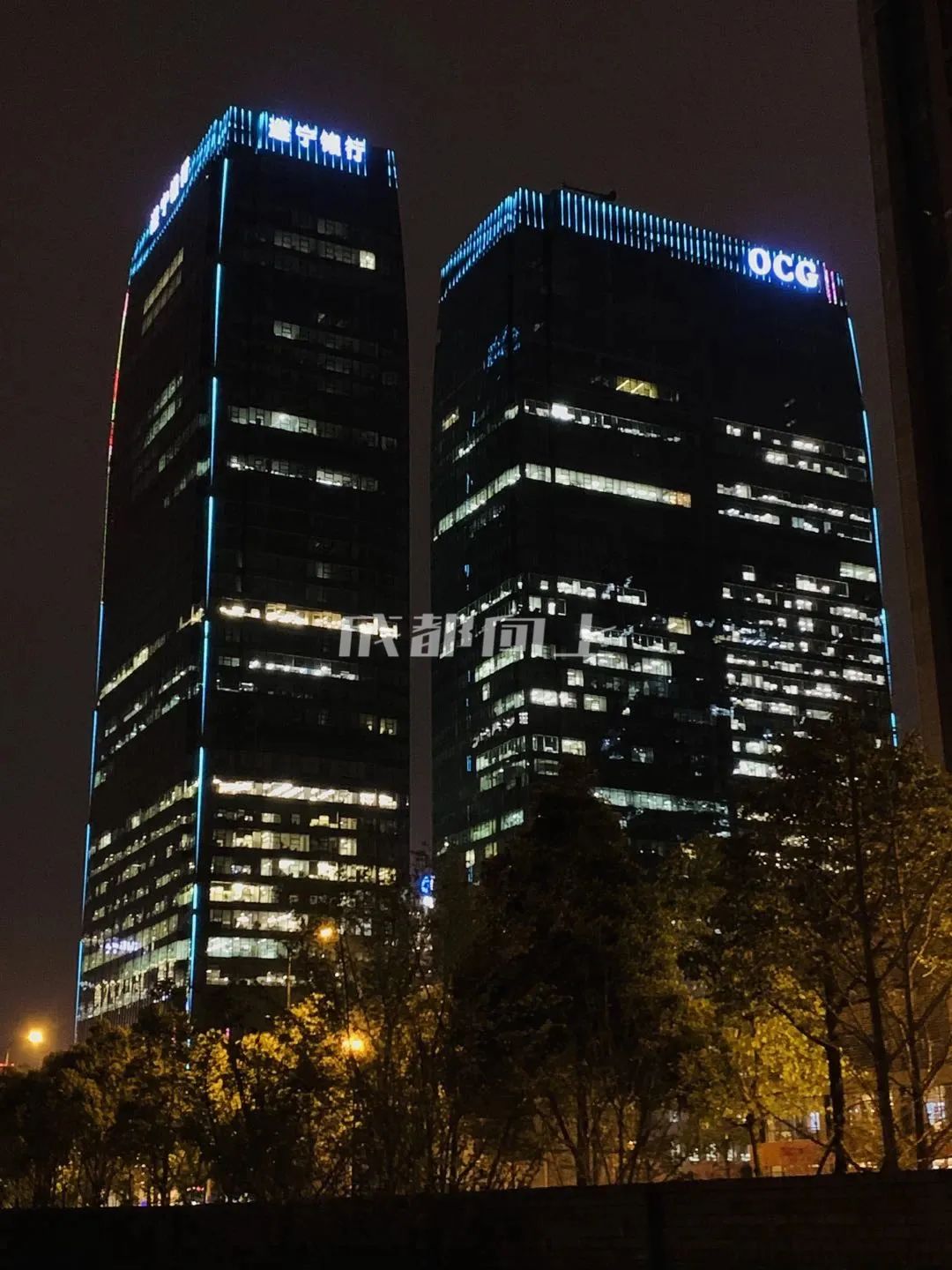 如何让成都变东京？网友：大LOGO收敛点