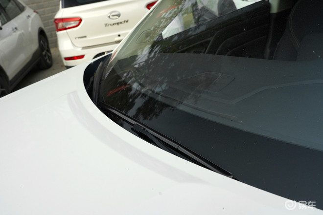 玻璃有小裂痕怎么看得清楚,汽车玻璃一个小坑不需要补