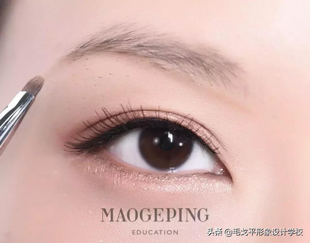 圆脸妹子怎么化妆才显脸小呢,圆脸女生怎样化妆才能显得好看