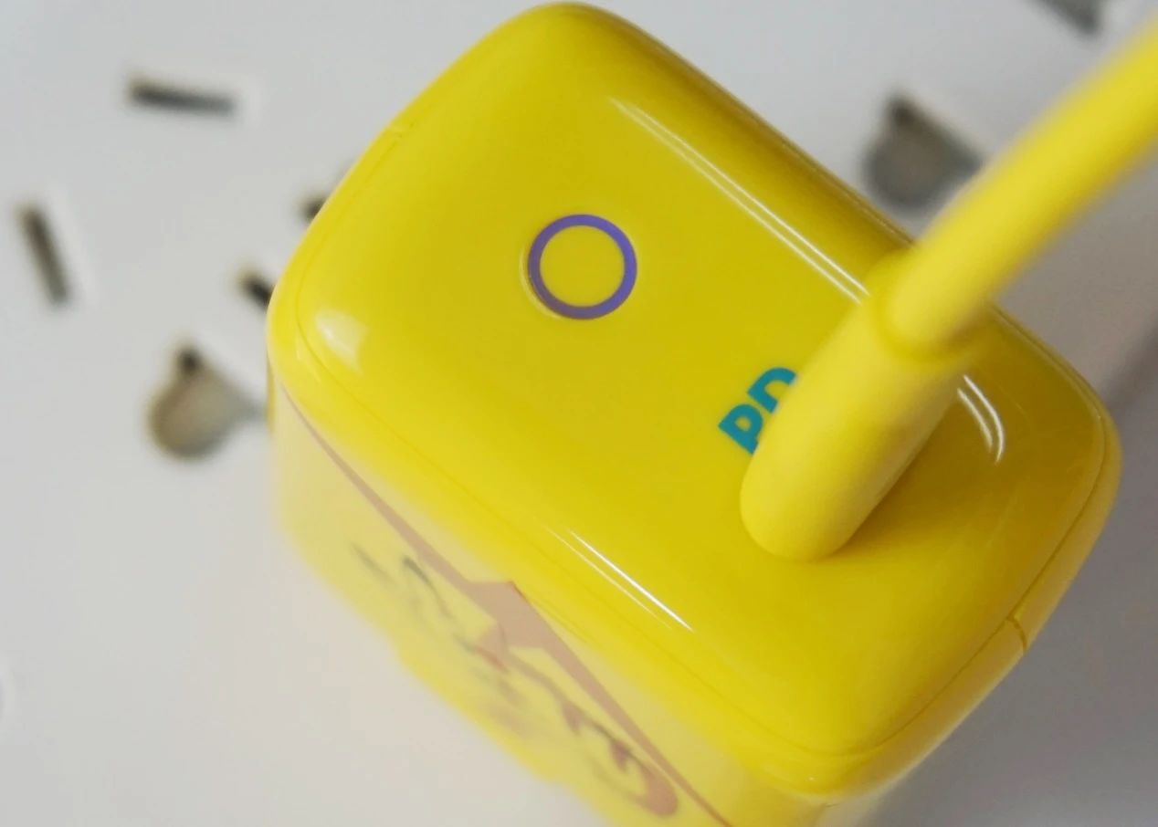 anker哆啦a梦联名款65w,anker新款磁吸底座充电宝测评