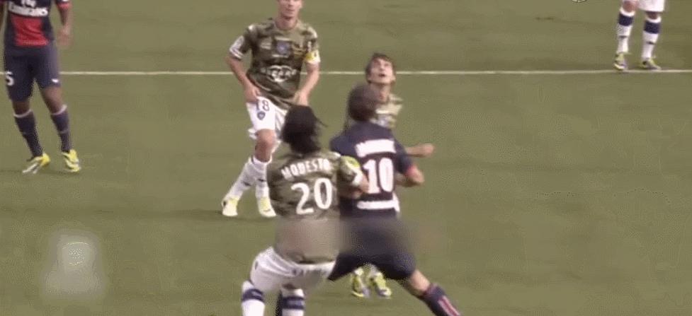 伊布上演经典背刺足球的魅力,伊布最经典过人