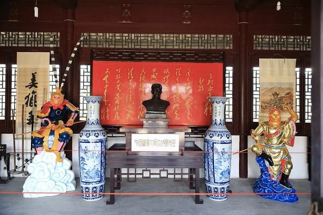 为钱反咬恩师,好友葬礼宣传新剧,六小龄童:完美诠释人如何变猴