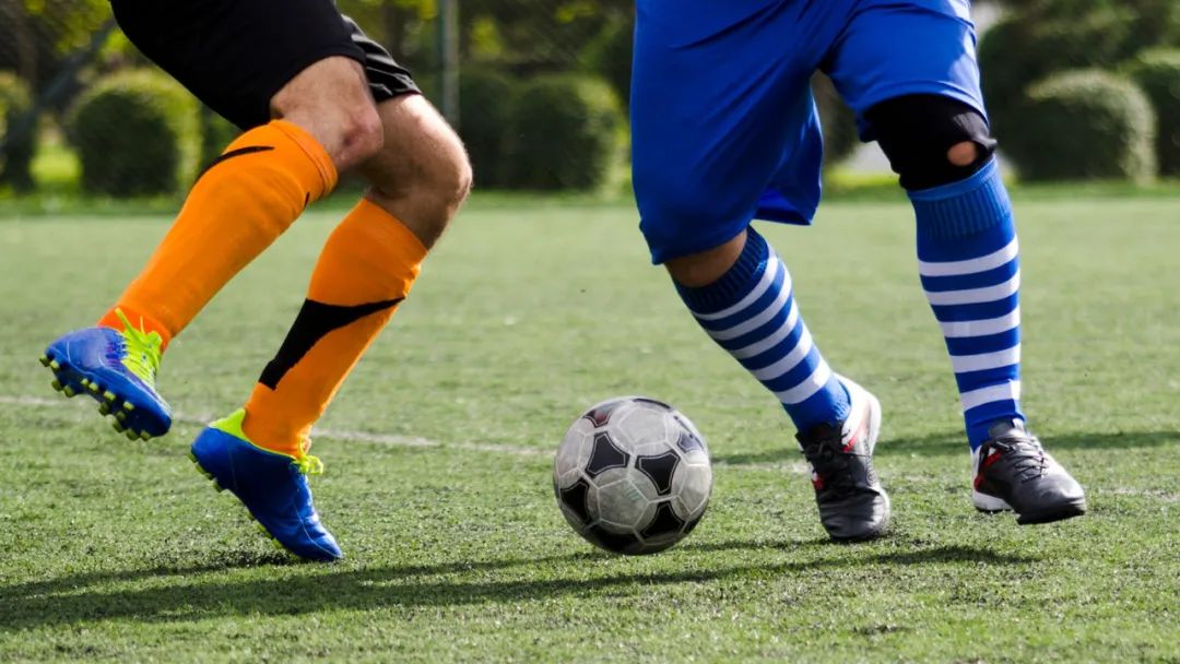 踢球受伤了要对方赔偿吗,踢球骨折了其他人要负责吗