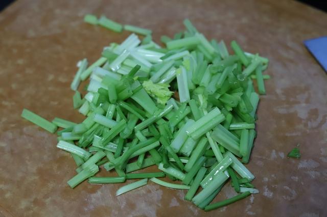 辣炒小河虾跟什么菜搭配,芹菜炒小河虾家常做法