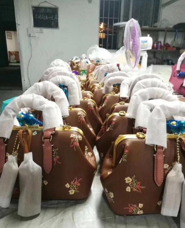 深扒高仿包内幕?暗访广州高仿包内部!记着告诉你所谓的正品