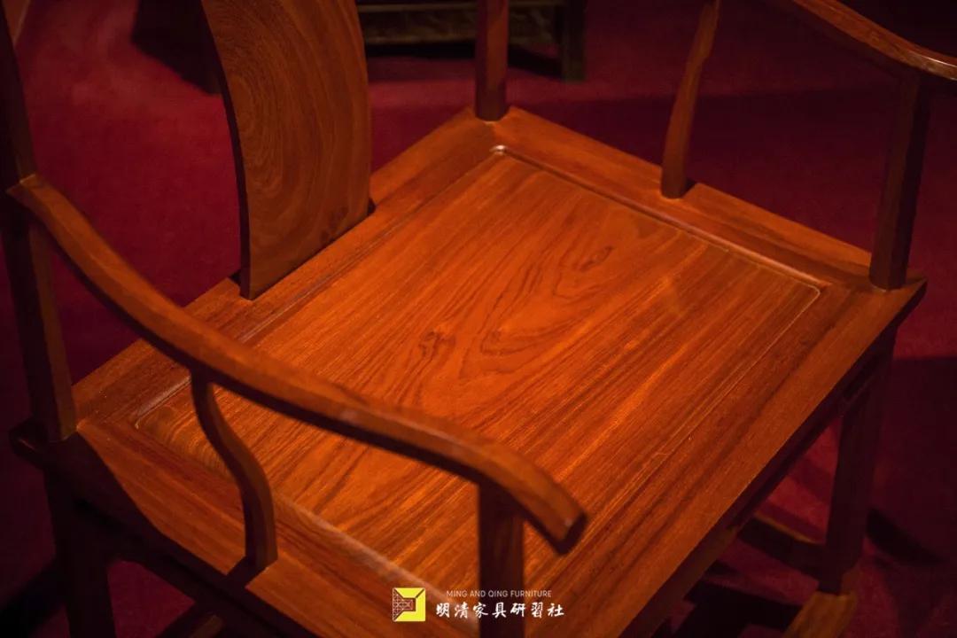 一张椅子风景图,一张好的官帽椅可以保证坐的舒适