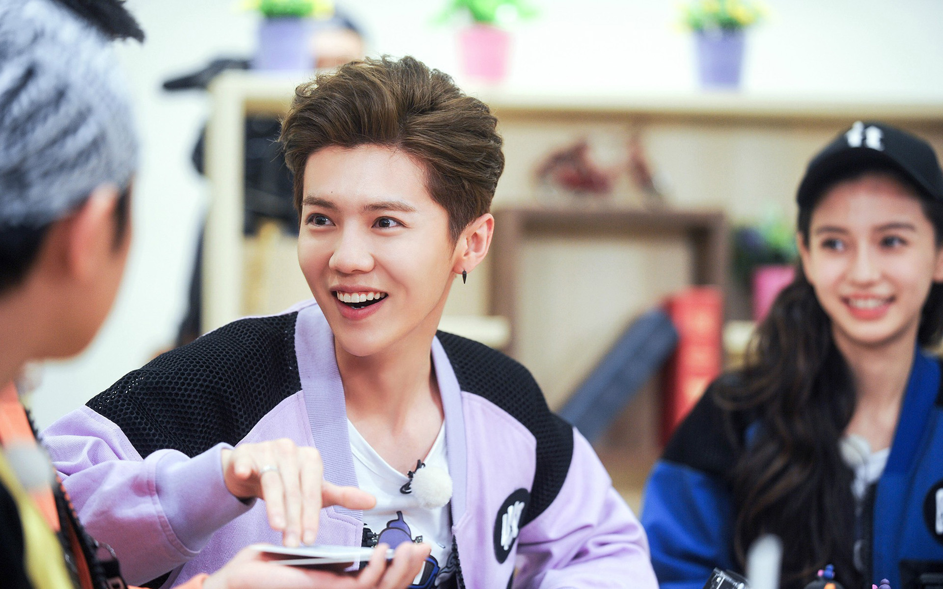 鹿晗北京踢足球,鹿晗现身胡同踢足球热搜