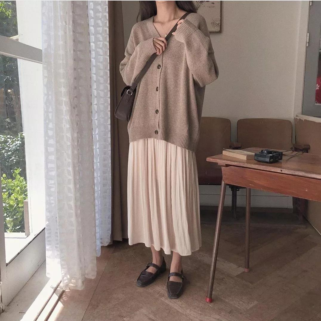 奶奶衫配半裙时髦保暖又有气质,2020早春穿奶奶衫超美