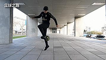 花式足球穿裆技巧,如何足球穿裆过人