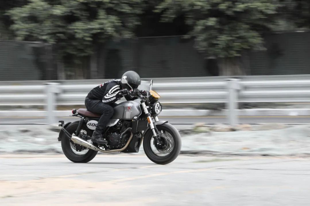 中量级双缸复古赛科龙re3试驾,宗申赛科龙re3双缸400复古摩托