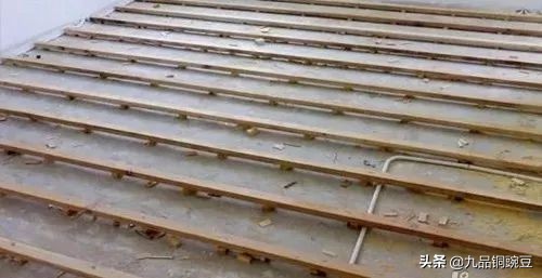 发泡胶打在地板下面地板起鼓,地板上面铺的木地板鼓了怎么处理