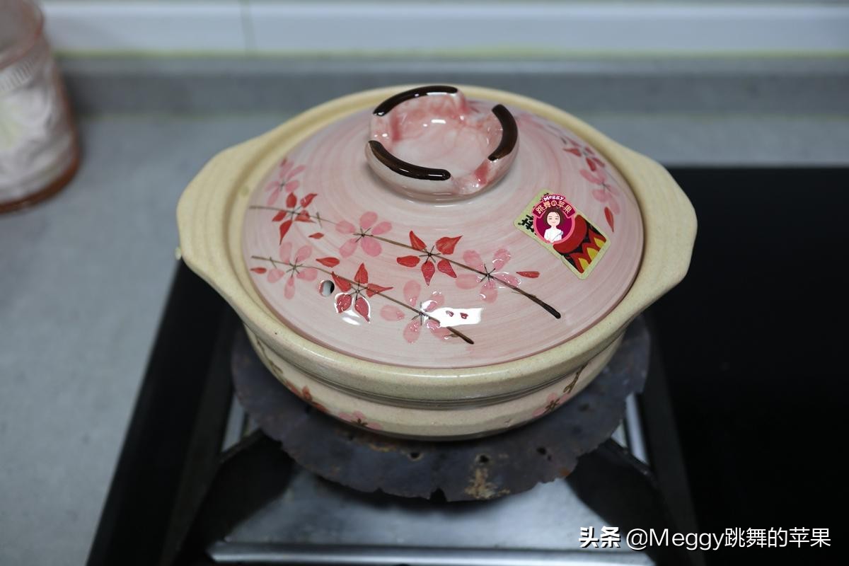 元旦这饭端上桌，勺子就不离锅，几十年雷打不动，新年第一天必吃