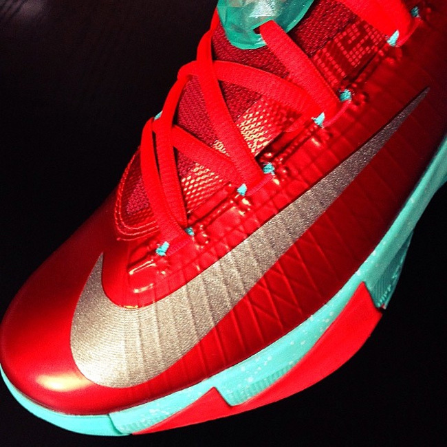 nba球员圣诞节穿什么鞋,nba球星平时穿什么鞋