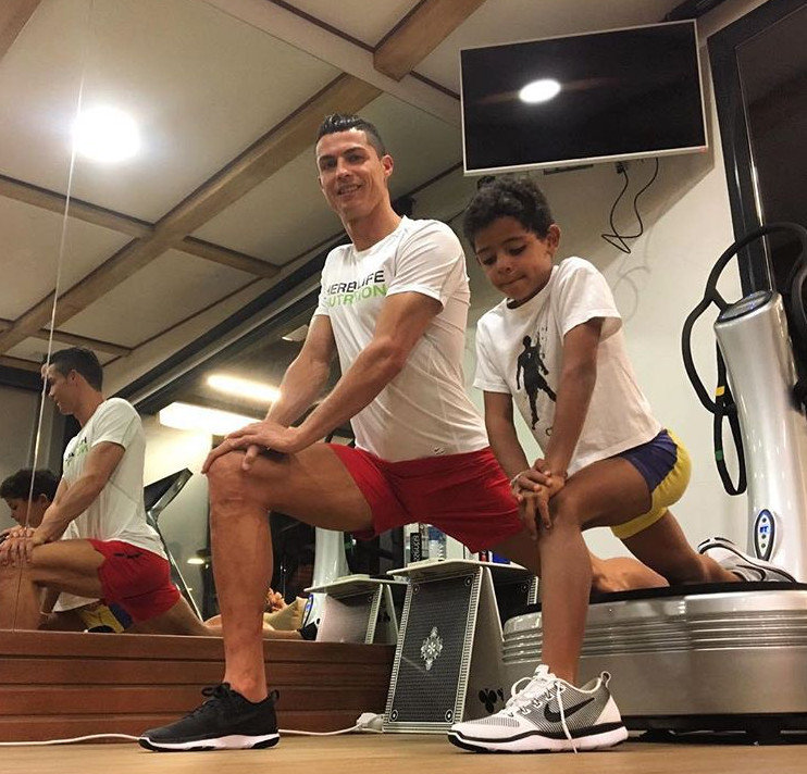 c罗海边肌肉照片,高度自律c罗健身大秀魔鬼肌肉