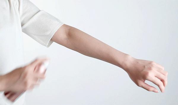 全身喷满防水喷雾,防晒美白嫩亮肌肤