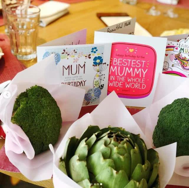 梁洛施晒旧照庆祝生日,梁洛施晒双胞胎儿子生日