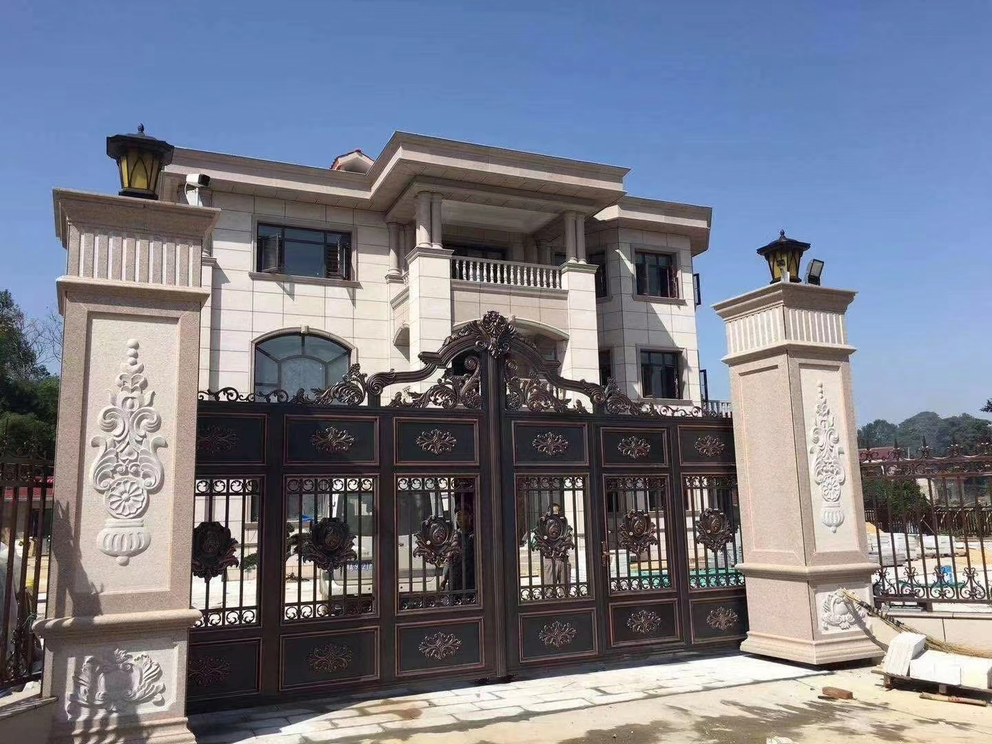 双开铝艺大门安装,双开铝艺大门