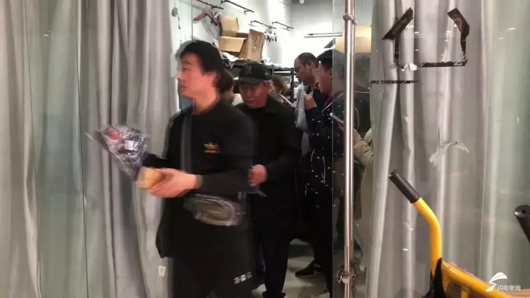 刚曝光！青岛一市场千元大牌只卖几十元！附近村子200多个加工点…