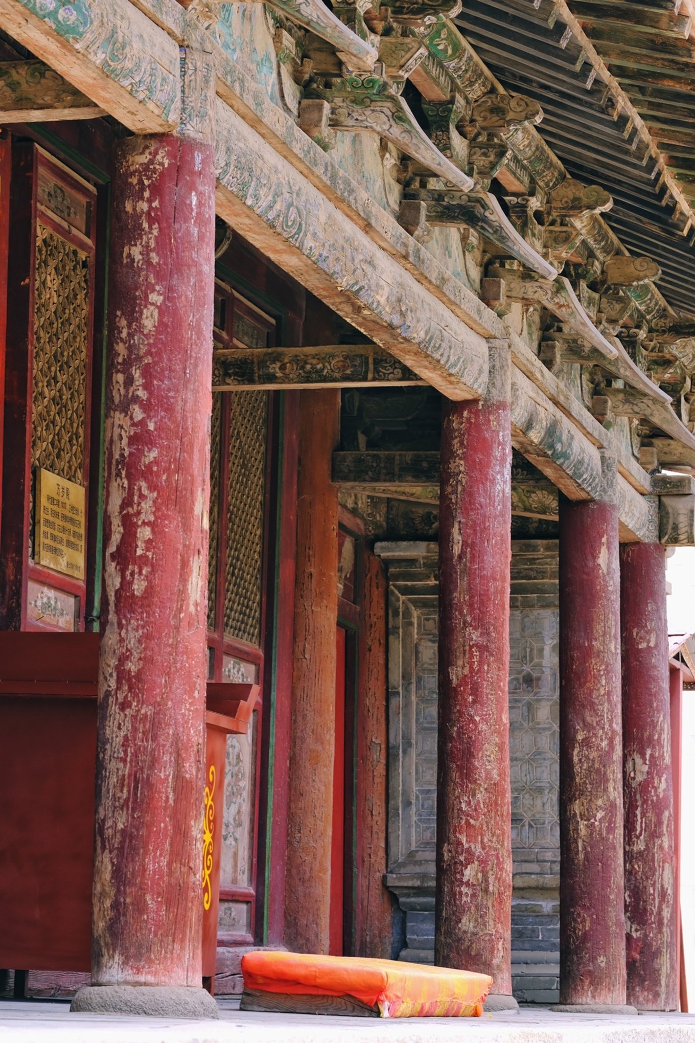 第一个看到的是鹰王殿，这是一座面阔三间的明代建筑