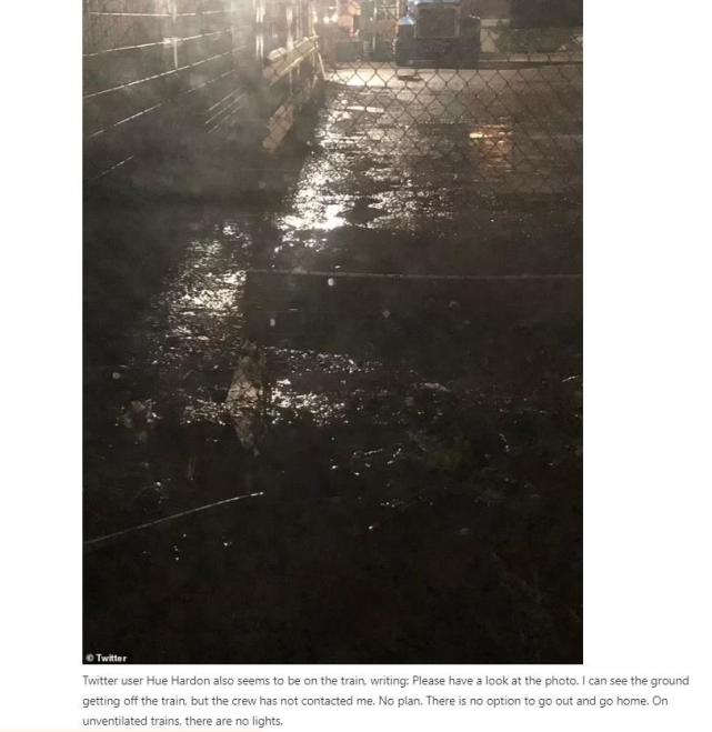 暴雨地铁被淹致12人遇难,暴雨高铁被淹乘客被困