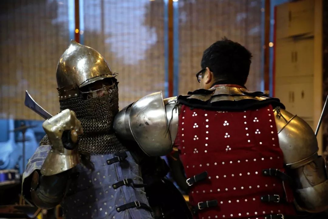 身披黄金战甲手拿关公刀,身披铠甲手执利剑