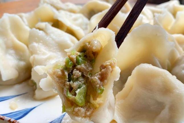 饺子皮用硬面还是软面,饺子皮用大的还是小的好