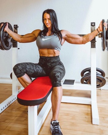 她是瑞典健身达人，由于凸显的腹肌，被粉丝称为“瑞典女超人”