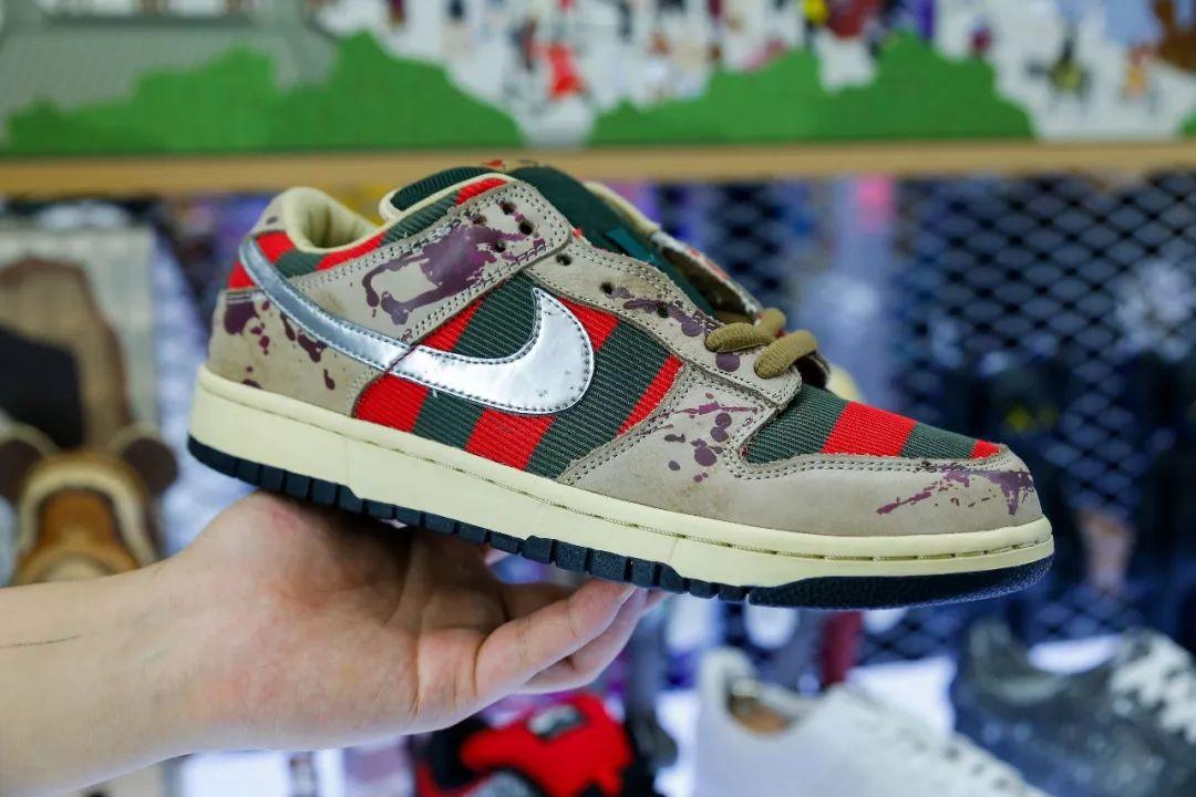 大学生一个月生活费给男朋友买鞋,大学生一个月生活费800可以吗