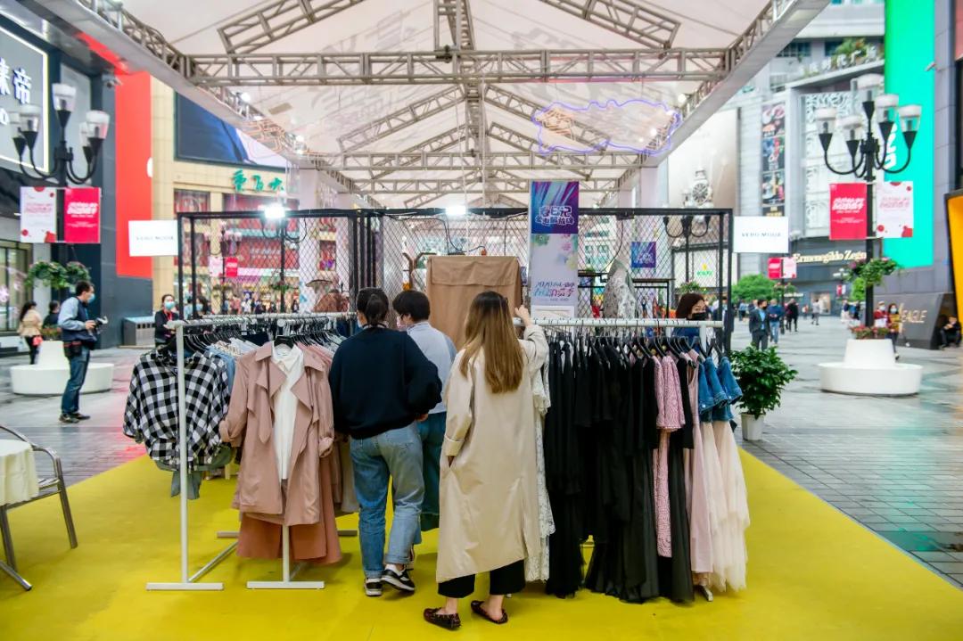 周末逛天府文创集市感受生活美学,周末逛市集看潮雕秀