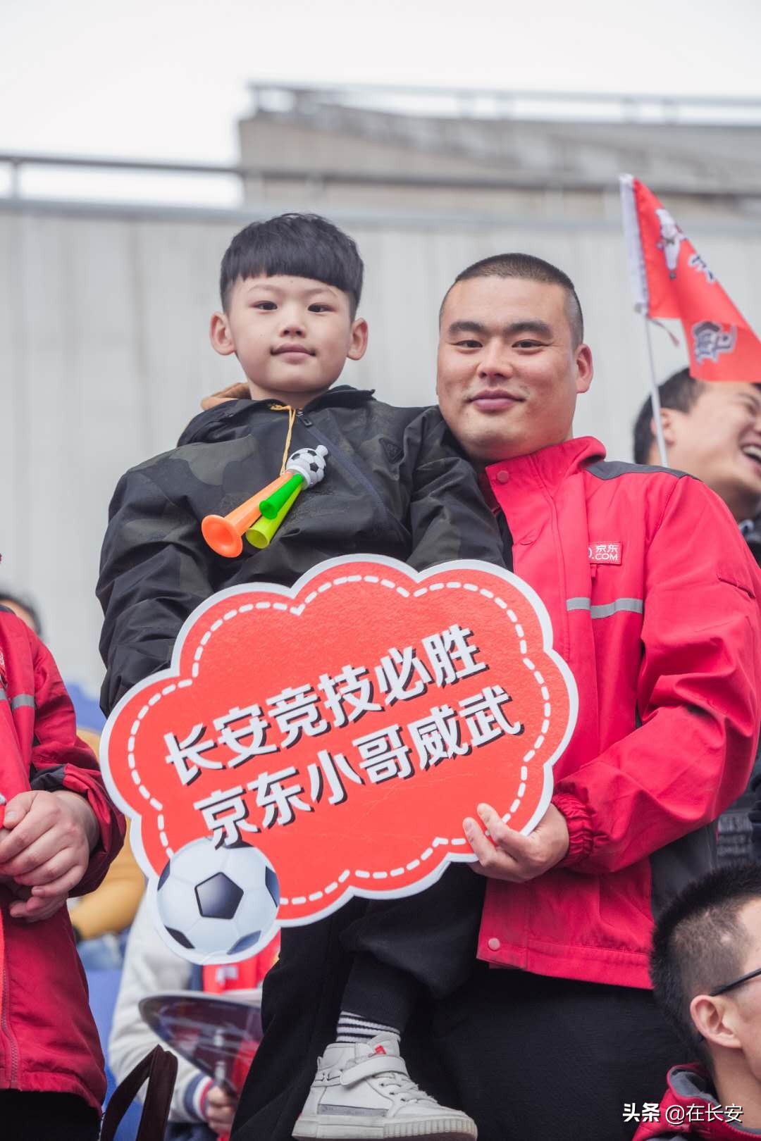 京东快递员福利,京东快递小哥送比赛用球