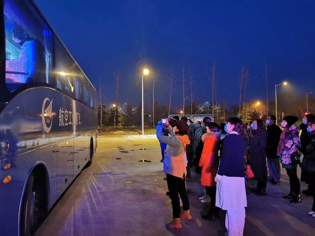 泪奔！最美逆行者！原西飞医院25名医护人员剃发援武汉