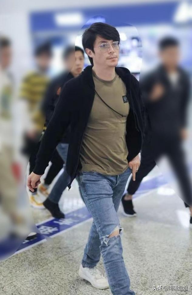 男人过了40岁,买短袖要谨记“3不要”,显得俗气廉价,谁穿谁丑