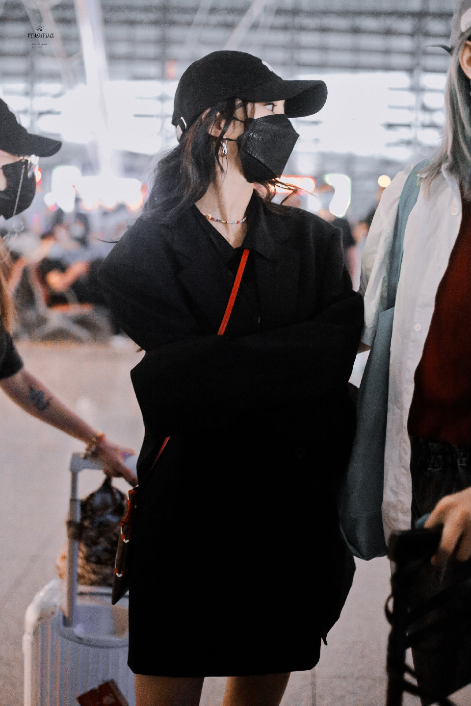 杨幂蓝色三道杠拉链外套穿搭,杨幂戴卡其色棒球帽机场街拍